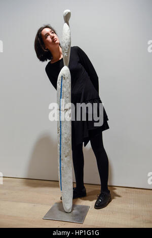 London, UK.  17. Februar 2017.  Ein Bediensteter Ansichten "Säule" von Louise Bourgeois, sich eine Vorschau von "Traumata: Bourgeois/Kusama".  Die gemeinsame Ausstellung widmet sich das Werk von Louise Bourgeois und Yayoi Kusama, und findet bei Sotheby's S/2 Galerie 23 Februar bis 13 April.  Bildnachweis: Stephen Chung / Alamy Live News Stockfoto