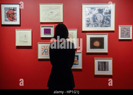 London, UK.  17. Februar 2017. Ein Mitarbeiter Mitglied Ansichten arbeiten auf Papier von Louise Bourgeois und Yayoi Kusama, sich eine Vorschau von "Traumata: Bourgeois/Kusama".  Die gemeinsame Ausstellung widmet sich das Werk von Louise Bourgeois und Yayoi Kusama, und findet bei Sotheby's S/2 Galerie 23 Februar bis 13 April.   Bildnachweis: Stephen Chung / Alamy Live News Stockfoto
