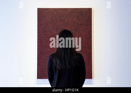 London, UK.  17. Februar 2017. Ein Bediensteter Ansichten "Infinity Nets" von Yayoi Kusama, sich eine Vorschau von "Traumata: Bourgeois/Kusama".  Die gemeinsame Ausstellung widmet sich das Werk von Louise Bourgeois und Yayoi Kusama, und findet bei Sotheby's S/2 Galerie 23 Februar bis 13 April.   Bildnachweis: Stephen Chung / Alamy Live News Stockfoto