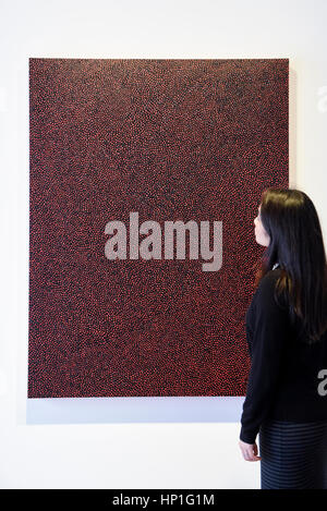 London, UK.  17. Februar 2017. Ein Bediensteter Ansichten "Infinity Nets" von Yayoi Kusama, sich eine Vorschau von "Traumata: Bourgeois/Kusama".  Die gemeinsame Ausstellung widmet sich das Werk von Louise Bourgeois und Yayoi Kusama, und findet bei Sotheby's S/2 Galerie 23 Februar bis 13 April.   Bildnachweis: Stephen Chung / Alamy Live News Stockfoto
