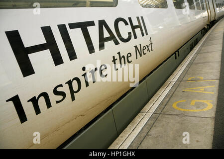 York, UK. 17. Februar 2017. Eine neue Hitachi gemacht 125 km/h Klasse 800 "Azuma" Elektro-Diesel-Zug wartet am Bahnhof York vor Beginn der high-Speed-Studien zwischen York und Darlington, in Vorbereitung auf seine 2018 Einführung in Service auf des Prestige London King Cross in Edinburgh Route für das Virgin Trains Ostküste Schiene Vorrecht. Die Züge werden von Hitachi Rail Europe am Standort in der Grafschaft Durham Newton Aycliffe hergestellt. Bildnachweis: David Soulsby/Alamy Live-Nachrichten Stockfoto