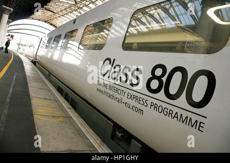 York, UK. 17. Februar 2017. Eine neue Hitachi gemacht 125 km/h Klasse 800 "Azuma" Elektro-Diesel-Zug wartet am Bahnhof York vor Beginn der high-Speed-Studien zwischen York und Darlington, in Vorbereitung auf seine 2018 Einführung in Service auf des Prestige London King Cross in Edinburgh Route für das Virgin Trains Ostküste Schiene Vorrecht. Die Züge werden von Hitachi Rail Europe am Standort in der Grafschaft Durham Newton Aycliffe hergestellt. Bildnachweis: David Soulsby/Alamy Live-Nachrichten Stockfoto