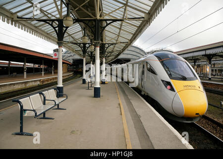 York, UK. 17. Februar 2017. Eine neue Hitachi gemacht 125 km/h Klasse 800 "Azuma" Elektro-Diesel-Zug wartet am Bahnhof York vor Beginn der high-Speed-Studien zwischen York und Darlington, in Vorbereitung auf seine 2018 Einführung in Service auf des Prestige London King Cross in Edinburgh Route für das Virgin Trains Ostküste Schiene Vorrecht. Die Züge werden von Hitachi Rail Europe am Standort in der Grafschaft Durham Newton Aycliffe hergestellt. Bildnachweis: David Soulsby/Alamy Live-Nachrichten Stockfoto