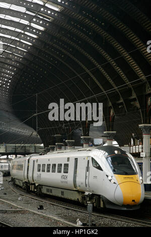 York, UK. 17. Februar 2017. Eine neue Hitachi gemacht 125 km/h Klasse 800 "Azuma" Elektro-Diesel-Zug wartet am Bahnhof York vor Beginn der high-Speed-Studien zwischen York und Darlington, in Vorbereitung auf seine 2018 Einführung in Service auf des Prestige London King Cross in Edinburgh Route für das Virgin Trains Ostküste Schiene Vorrecht. Die Züge werden von Hitachi Rail Europe am Standort in der Grafschaft Durham Newton Aycliffe hergestellt. Bildnachweis: David Soulsby/Alamy Live-Nachrichten Stockfoto