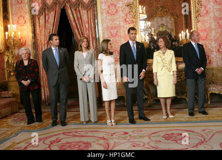 Datei Iñaki Urdangarin und Cristina de Borbón mit König Juan Carlos und Königin Sofia, Kronprinzen Felipe und Letizia Pilar de Borbón während Amtshandlung Iñaki Urdangarin wurde auf 6 Jahre und 3 Monate für den Fall Noos auf Freitag, 17. Februar 2017 verurteilt Stockfoto