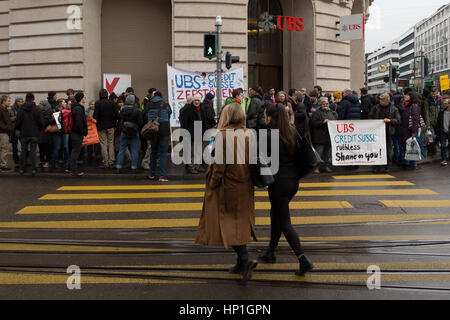 Basel, Schweiz. 17. Februar 2017. Ein friedlicher Protest außerhalb der Büros der beiden Schweizer Grossbanken UBS und Credit Suisse, in einer Bemühung zu unterbinden, Finanzierung der Dakota Zugang Pipeling (DAPL). Bildnachweis: Stephen Allen/Alamy Live-Nachrichten Stockfoto