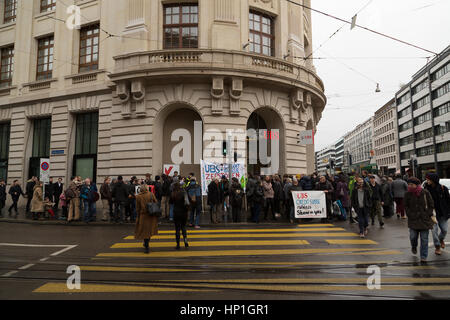 Basel, Schweiz. 17. Februar 2017. Ein friedlicher Protest außerhalb der Büros der beiden Schweizer Grossbanken UBS und Credit Suisse, in einer Bemühung zu unterbinden, Finanzierung der Dakota Zugang Pipeling (DAPL). Bildnachweis: Stephen Allen/Alamy Live-Nachrichten Stockfoto