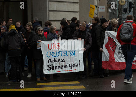 Basel, Schweiz. 17. Februar 2017. Ein friedlicher Protest außerhalb der Büros der beiden Schweizer Grossbanken UBS und Credit Suisse, in einer Bemühung zu unterbinden, Finanzierung der Dakota Zugang Pipeling (DAPL). Bildnachweis: Stephen Allen/Alamy Live-Nachrichten Stockfoto