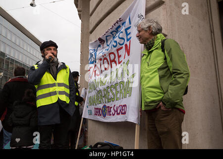 Basel, Schweiz. 17. Februar 2017. Ein friedlicher Protest außerhalb der Büros der beiden Schweizer Grossbanken UBS und Credit Suisse, in einer Bemühung zu unterbinden, Finanzierung der Dakota Zugang Pipeling (DAPL). Bildnachweis: Stephen Allen/Alamy Live-Nachrichten Stockfoto