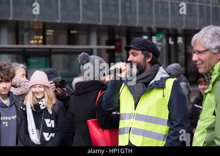 Basel, Schweiz. 17. Februar 2017. Ein friedlicher Protest außerhalb der Büros der beiden Schweizer Grossbanken UBS und Credit Suisse, in einer Bemühung zu unterbinden, Finanzierung der Dakota Zugang Pipeling (DAPL). Bildnachweis: Stephen Allen/Alamy Live-Nachrichten Stockfoto