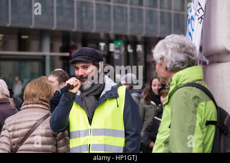 Basel, Schweiz. 17. Februar 2017. Ein friedlicher Protest außerhalb der Büros der beiden Schweizer Grossbanken UBS und Credit Suisse, in einer Bemühung zu unterbinden, Finanzierung der Dakota Zugang Pipeling (DAPL). Bildnachweis: Stephen Allen/Alamy Live-Nachrichten Stockfoto