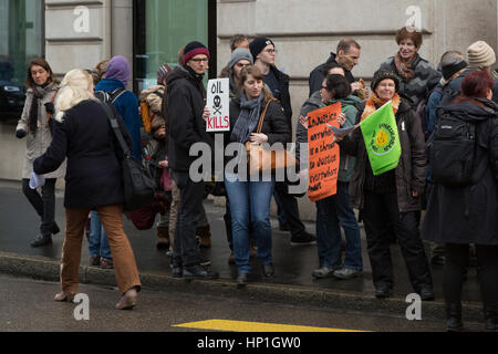 Basel, Schweiz. 17. Februar 2017. Ein friedlicher Protest außerhalb der Büros der beiden Schweizer Grossbanken UBS und Credit Suisse, in einer Bemühung zu unterbinden, Finanzierung der Dakota Zugang Pipeling (DAPL). Bildnachweis: Stephen Allen/Alamy Live-Nachrichten Stockfoto