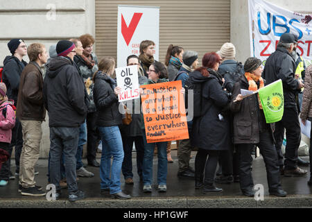 Basel, Schweiz. 17. Februar 2017. Ein friedlicher Protest außerhalb der Büros der beiden Schweizer Grossbanken UBS und Credit Suisse, in einer Bemühung zu unterbinden, Finanzierung der Dakota Zugang Pipeling (DAPL). Bildnachweis: Stephen Allen/Alamy Live-Nachrichten Stockfoto