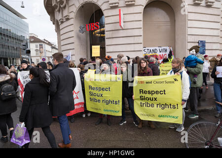 Basel, Schweiz. 17. Februar 2017. Ein friedlicher Protest außerhalb der Büros der beiden Schweizer Grossbanken UBS und Credit Suisse, in einer Bemühung zu unterbinden, Finanzierung der Dakota Zugang Pipeling (DAPL). Bildnachweis: Stephen Allen/Alamy Live-Nachrichten Stockfoto