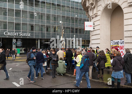 Basel, Schweiz. 17. Februar 2017. Ein friedlicher Protest außerhalb der Büros der beiden Schweizer Grossbanken UBS und Credit Suisse, in einer Bemühung zu unterbinden, Finanzierung der Dakota Zugang Pipeling (DAPL). Bildnachweis: Stephen Allen/Alamy Live-Nachrichten Stockfoto