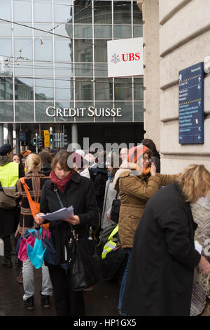 Basel, Schweiz. 17. Februar 2017. Ein friedlicher Protest außerhalb der Büros der beiden Schweizer Grossbanken UBS und Credit Suisse, in einer Bemühung zu unterbinden, Finanzierung der Dakota Zugang Pipeling (DAPL). Bildnachweis: Stephen Allen/Alamy Live-Nachrichten Stockfoto