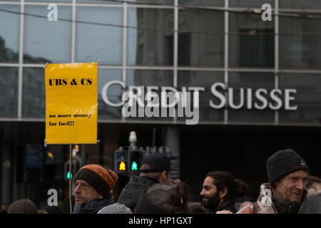 Basel, Schweiz. 17. Februar 2017. Ein friedlicher Protest außerhalb der Büros der beiden Schweizer Grossbanken UBS und Credit Suisse, in einer Bemühung zu unterbinden, Finanzierung der Dakota Zugang Pipeling (DAPL). Bildnachweis: Stephen Allen/Alamy Live-Nachrichten Stockfoto