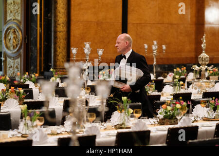 Hamburg, Deutschland. 17. Februar 2017. Arbeiter bereiten für das traditionelle "Matthiae-Mahl" Bankett im Rathaus in Hamburg, Deutschland, 17. Februar 2017. Das Bankett findet seit 1356 statt und ist das älteste seiner Art in der Welt. Die kanadischen premier Justin Trudeau und deutscher Außenminister Sigmar Gabriel sind unter den illustren Gästen erwartet das diesjährige Bankett. Foto: Axel Heimken/Dpa/Alamy Live News Stockfoto