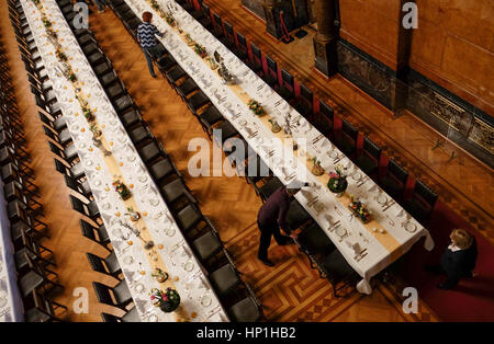 Hamburg, Deutschland. 17. Februar 2017. Arbeiter bereiten für das traditionelle "Matthiae-Mahl" Bankett im Rathaus in Hamburg, Deutschland, 17. Februar 2017. Das Bankett findet seit 1356 statt und ist das älteste seiner Art in der Welt. Die kanadischen premier Justin Trudeau und deutscher Außenminister Sigmar Gabriel sind unter den illustren Gästen erwartet das diesjährige Bankett. Foto: Axel Heimken/Dpa/Alamy Live News Stockfoto