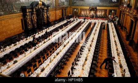 Hamburg, Deutschland. 17. Februar 2017. Arbeiter bereiten für das traditionelle "Matthiae-Mahl" Bankett im Rathaus in Hamburg, Deutschland, 17. Februar 2017. Das Bankett findet seit 1356 statt und ist das älteste seiner Art in der Welt. Die kanadischen premier Justin Trudeau und deutscher Außenminister Sigmar Gabriel sind unter den illustren Gästen erwartet das diesjährige Bankett. Foto: Axel Heimken/Dpa/Alamy Live News Stockfoto