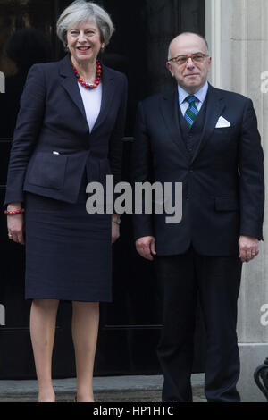 London UK, 17. Februar 2017. Der britische Premierminister Theresa grüßt Mai ihren französischen Amtskollegen Bernard Cazeneuve in 10 Downing Street auf seiner offiziellen UK Stockfoto