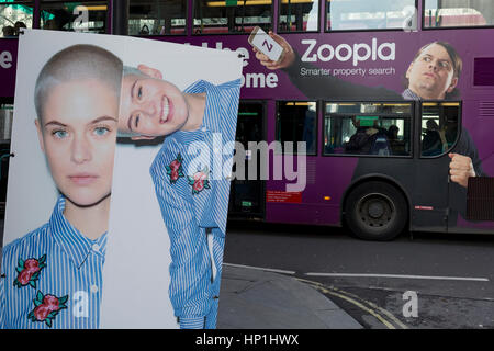 London, UK. 17. Februar 2017. London, UK. 17. Februar 2017. Eine Bus-Anzeige für Eigenschaft Website Zoopla übergibt der London Fashion Week in den Strang in London, Vereinigtes Königreich. London Fashion Week ist eine Kleidung Messe gehalten in London zweimal jährlich, im Februar und September. Es gehört zu den "Big Four" Fashion Weeks, zusammen mit New York, Mailand und Paris. Der Fashion-Branche spielt eine bedeutende Rolle in der Wirtschaft des Vereinigten Königreichs mit der sechstägige London Fashion Week allein zu jeder Jahreszeit £ 269 Millionen Scheffeln geschätzt. Bildnachweis: RichardBaker/Alamy Live-Nachrichten Stockfoto