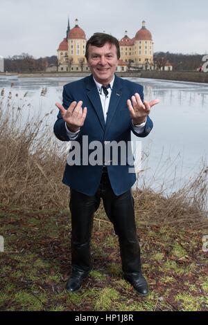 Moritzburg, Deutschland. 17. Februar 2017. Tschechischer Schauspieler Pavel Travnicek steht vor dem Schloss Moritzburg in Moritzburg, Deutschland, 17. Februar 2017. Travnicek spielten den Prinzen in der tschechisch-deutschen Märchen Film "Drei Haselnüsse für Aschenbrödel" von 1973. Gedreht wurde der Film unter anderem Schloss Moritzburg. Foto: Sebastian Kahnert/Dpa-Zentralbild/Dpa/Alamy Live News Stockfoto