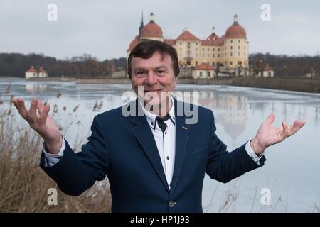 Moritzburg, Deutschland. 17. Februar 2017. Tschechischer Schauspieler Pavel Travnicek steht vor dem Schloss Moritzburg in Moritzburg, Deutschland, 17. Februar 2017. Travnicek spielten den Prinzen in der tschechisch-deutschen Märchen Film "Drei Haselnüsse für Aschenbrödel" von 1973. Gedreht wurde der Film unter anderem Schloss Moritzburg. Foto: Sebastian Kahnert/Dpa-Zentralbild/Dpa/Alamy Live News Stockfoto