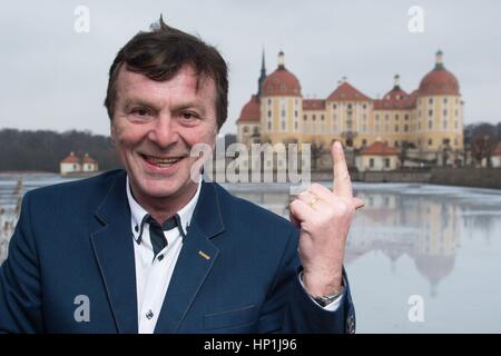 Moritzburg, Deutschland. 17. Februar 2017. Tschechischer Schauspieler Pavel Travnicek steht vor dem Schloss Moritzburg in Moritzburg, Deutschland, 17. Februar 2017. Travnicek spielten den Prinzen in der tschechisch-deutschen Märchen Film "Drei Haselnüsse für Aschenbrödel" von 1973. Gedreht wurde der Film unter anderem Schloss Moritzburg. Foto: Sebastian Kahnert/Dpa-Zentralbild/Dpa/Alamy Live News Stockfoto