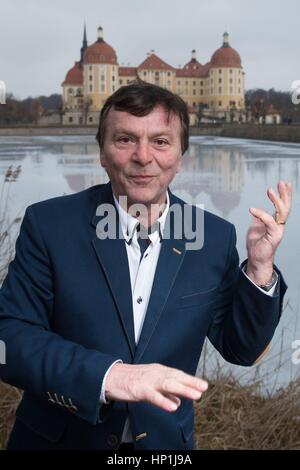 Moritzburg, Deutschland. 17. Februar 2017. Tschechischer Schauspieler Pavel Travnicek steht vor dem Schloss Moritzburg in Moritzburg, Deutschland, 17. Februar 2017. Travnicek spielten den Prinzen in der tschechisch-deutschen Märchen Film "Drei Haselnüsse für Aschenbrödel" von 1973. Gedreht wurde der Film unter anderem Schloss Moritzburg. Foto: Sebastian Kahnert/Dpa-Zentralbild/Dpa/Alamy Live News Stockfoto