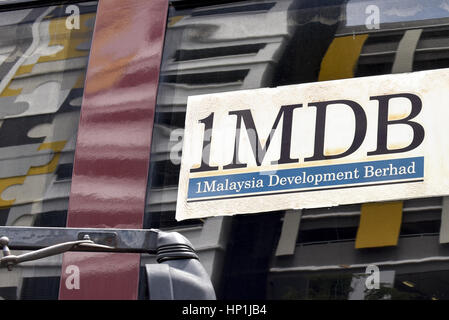 Kuala Lumpur, MALAYSIA. 17. Februar 2017. 1MDB(1Malaysia Development Berhad) im Bild auf einem Busfenster am 17. Februar 2017 in Kuala Lumpur, Malaysia-Credit: Chris Jung/ZUMA Draht/Alamy Live News Stockfoto