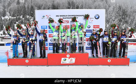 Hochfilzen, Österreich. 17. Februar 2017. Die deutsche Mannschaft in der Mitte mit Vanessa Hinz (R-l), Maren Hammerschmidt, Franziska Hildebrand und Laura Dahlmeier, das ukrainische Team auf der linken Seite (Rang 2) mit Iryna Varvynets, Yuliia Dzhima, Anastasya Merkushyna, Olena Pidrushna und dem französischen team auf der rechten Seite (Dritter Platz) mit Anais Chevalier, Celia Aymonier, Justine Braisaz Marie Dorin Habert auf dem Podium nach 4 x 6 km der Damenstaffel während der Biathlon-Weltmeisterschaft in Hochfilzen , Österreich, 17. Februar 2017. Foto: Martin Schutt/Dpa-Zentralbild/Dpa/Alamy Live News Stockfoto