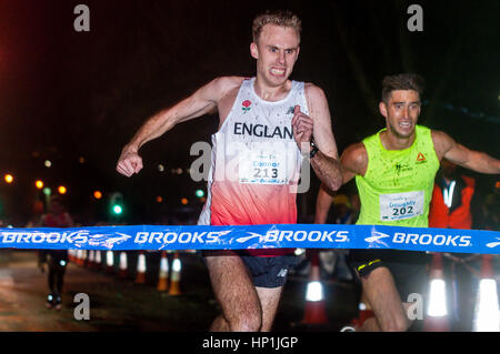 Armagh, Irland. 16. Februar 2017. Ben Connor, 213, gewinnt Mens Iternational 5000 m bei den Armagh International Road Races The Mall Armagh 16. Februar 2017 Credit: LiamMcArdle.com/Alamy Live News Stockfoto