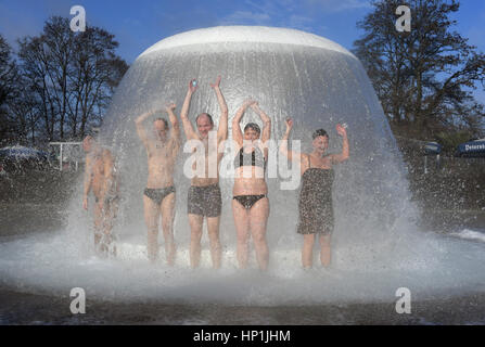 Karlsruhe, Deutschland. 17. Februar 2017. Besucher genießen das Wasser in das öffentliche Freibad "Sonnenbad" bei der Eröffnung in Karlsruhe, Deutschland, 17. Februar 2017. "Sonnenbad" Freibad ist nur Freibad in Deutschland von Ende Februar bis 1. Advent geöffnet sein, der Betreiber informiert. Foto: Uli Deck/Dpa/Alamy Live News Stockfoto