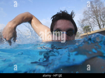 Karlsruhe, Deutschland. 17. Februar 2017. Besucher genießen das Wasser in das öffentliche Freibad "Sonnenbad" bei der Eröffnung in Karlsruhe, Deutschland, 17. Februar 2017. "Sonnenbad" Freibad ist nur Freibad in Deutschland von Ende Februar bis 1. Advent geöffnet sein, der Betreiber informiert. Foto: Uli Deck/Dpa/Alamy Live News Stockfoto