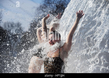 Karlsruhe, Deutschland. 17. Februar 2017. Besucher genießen das Wasser in das öffentliche Freibad "Sonnenbad" bei der Eröffnung in Karlsruhe, Deutschland, 17. Februar 2017. "Sonnenbad" Freibad ist nur Freibad in Deutschland von Ende Februar bis 1. Advent geöffnet sein, der Betreiber informiert. Foto: Uli Deck/Dpa/Alamy Live News Stockfoto