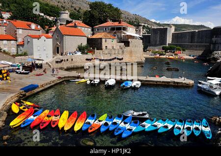 Kajaks befinden sich in einer Bucht in der Nähe der historischen Altstadt und Stadtmauer von Dubrovnik (Kroatien) auf 18. August 2016, die Teil des Weltkulturerbes der Unesco ist. | weltweite Nutzung Stockfoto