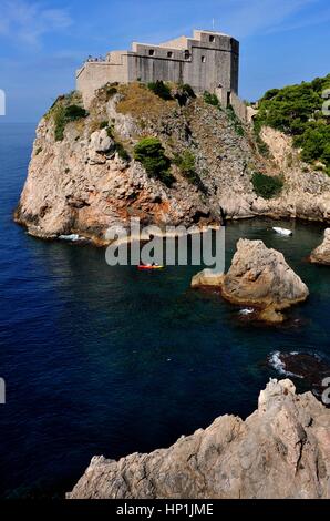 Touristen besuchen die Festung Lovrijenac in der Nähe der historischen Altstadt von Dubrovnik (Kroatien) auf 18. August 2016, die Teil des Weltkulturerbes der Unesco ist. | weltweite Nutzung Stockfoto