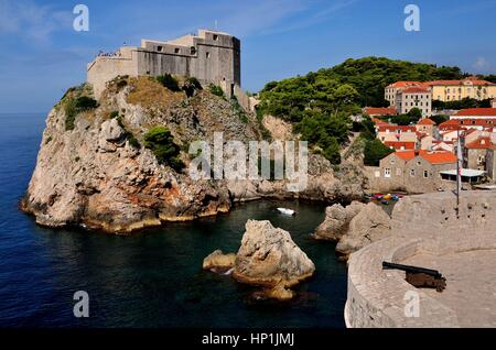 Touristen besuchen die Festung Lovrijenac in der Nähe der historischen Altstadt von Dubrovnik (Kroatien) auf 18. August 2016, die Teil des Weltkulturerbes der Unesco ist. | weltweite Nutzung Stockfoto