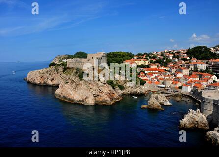 Sehen Sie Trog Lovrijenac Festung in der Nähe der historischen Altstadt von Dubrovnik (Kroatien) auf 18. August 2016, die Teil des Weltkulturerbes der Unesco ist. | weltweite Nutzung Stockfoto