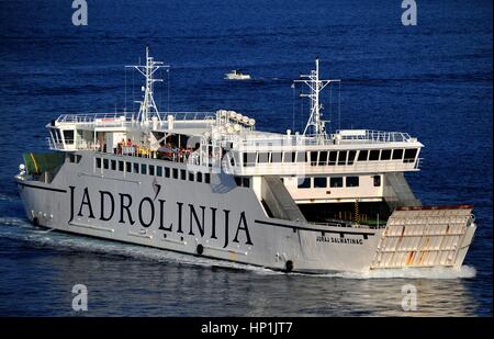 Fähre "Jura Dalmatinac" der kroatischen Reederei Jadrolinija verlässt den Hafen von Zadar (Kroatien), 19. August 2016. | weltweite Nutzung Stockfoto