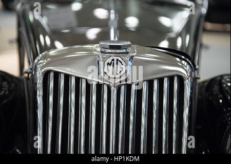 Olympia, London, UK. 17. Februar 2017. Historische Automobile Messe und Auktion Vorschau Tag. Historische Ultra-Luxus-Autos für private Eigentümer und Sammler, die in einer Vielzahl von Autos mit einer COYS-Auktion am Samstag, 18. Februar investieren. Foto: 1955 MG TF 1500 schätzen £22.000-£28 000. Bildnachweis: Malcolm Park Leitartikel/Alamy Live-Nachrichten Stockfoto