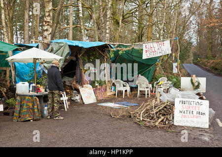 Coldharbour Lane, Abinger Wald in der Nähe von Leith Hill, Surrey, UK. 17. Februar 2017. Anti-Fracking Demonstranten am Straßenrand Eingang Camp. Bildnachweis: Tony Watson/Alamy Live-Nachrichten Stockfoto