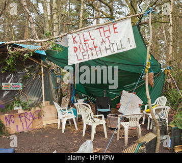 Coldharbour Lane, Abinger Wald in der Nähe von Leith Hill, Surrey, UK. 17. Februar 2017. Anti-Fracking Demonstranten am Straßenrand Eingang Camp. Bildnachweis: Tony Watson/Alamy Live-Nachrichten Stockfoto