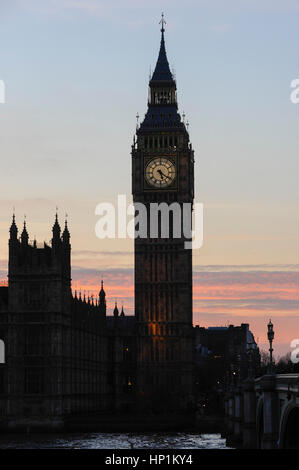 London, UK. 17. Februar 2017. Die Sonne geht hinter Big Ben in Westminster nach einem Tag mit schönem Wetter. Bildnachweis: Stephen Chung/Alamy Live-Nachrichten Stockfoto