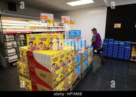 Aberystwyth, Wales, UK. 17. Februar 2017 nach der Ankündigung Anfang dieser Woche, dass die Ladenkette Budgens Supermarkt in Verwaltung, folgende "schwierigen Handelsbedingungen", ist die Niederlassung in Aberystwyth bereits soll geschlossen werden. Im Inneren des Shops Zeichen auf dem Display verkünden große Preissenkungen auf viele Produkte zum Verkauf als Frau Shopper jagt für Schnäppchen-Credit Foto: Keith Morris/Alamy Live News Stockfoto