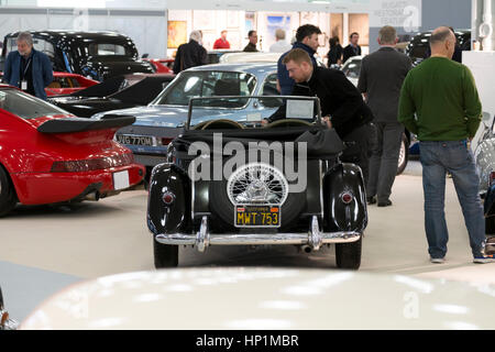 Olympia, London, UK. 17. Februar 2017. Historische Automobile Messe und Auktion Vorschau Tag. Historische Ultra-Luxus-Autos für private Eigentümer und Sammler, die in einer Vielzahl von Autos mit einer COYS-Auktion am Samstag, 18. Februar investieren. Foto: 1955 MG TF 1500 schätzen £22.000-£28 000. Bildnachweis: Malcolm Park Leitartikel/Alamy Live-Nachrichten Stockfoto