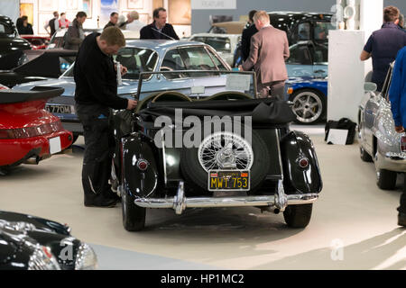 Olympia, London, UK. 17. Februar 2017. Historische Automobile Messe und Auktion Vorschau Tag. Historische Ultra-Luxus-Autos für private Eigentümer und Sammler, die in einer Vielzahl von Autos mit einer COYS-Auktion am Samstag, 18. Februar investieren. Foto: 1955 MG TF 1500 schätzen £22.000-£28 000. Bildnachweis: Malcolm Park Leitartikel/Alamy Live-Nachrichten Stockfoto