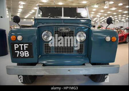 Olympia, London, UK. 17. Februar 2017. Historische Automobile Messe und Auktion Vorschau Tag. Historische Ultra-Luxus-Autos für private Eigentümer und Sammler, die in einer Vielzahl von Autos mit einer COYS-Auktion am Samstag, 18. Februar investieren. Foto: 1964 Land Rover Serie 2A SWV, keine Reserve. Bildnachweis: Malcolm Park Leitartikel/Alamy Live-Nachrichten Stockfoto