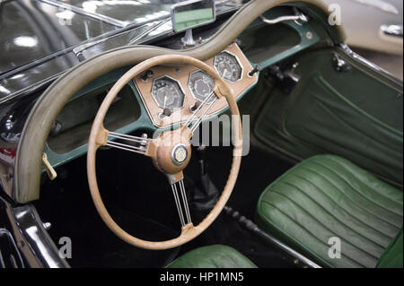Olympia, London, UK. 17. Februar 2017. Historische Automobile Messe und Auktion Vorschau Tag. Historische Ultra-Luxus-Autos für private Eigentümer und Sammler, die in einer Vielzahl von Autos mit einer COYS-Auktion am Samstag, 18. Februar investieren. Foto: 1955 MG TF 1500 schätzen £22.000-£28 000. Bildnachweis: Malcolm Park Leitartikel/Alamy Live-Nachrichten Stockfoto